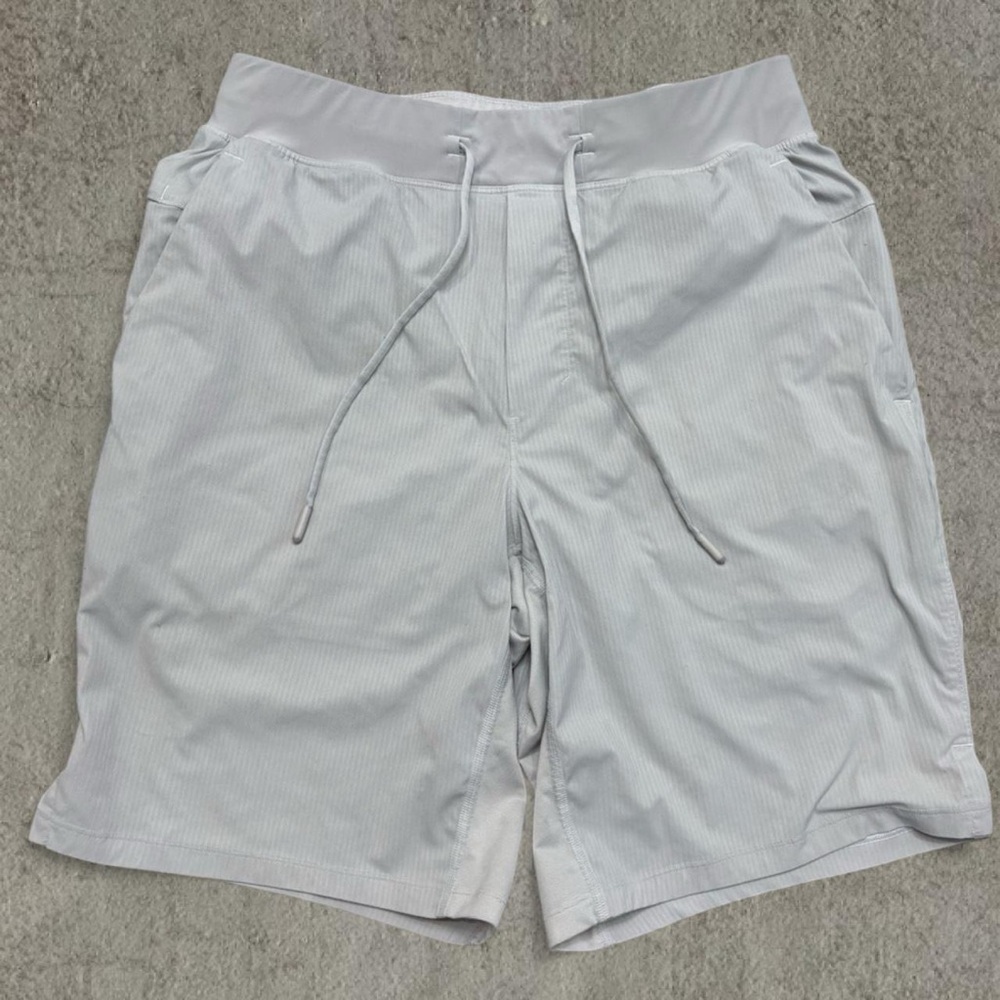 Women Lululemon Athletic Short Size M
With mesh 
#lululemon